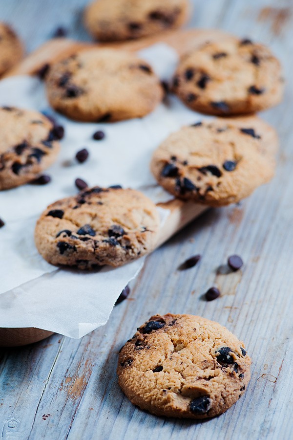 Keto Almond Dark Chocolate Chip Cookies