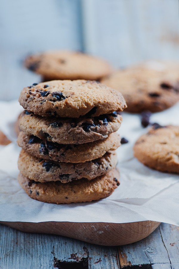 Keto Almond Dark Chocolate Chip Cookies