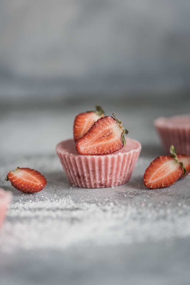 Low Carb Strawberry Cheesecake Fat Bombs
